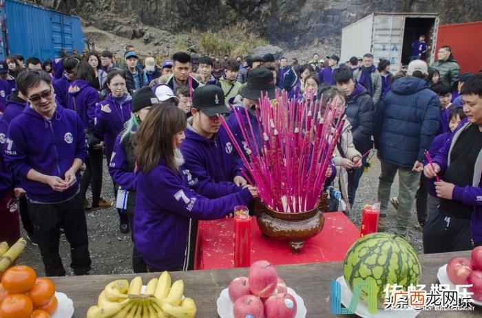 辛芷蕾开机，抢先体验潘粤明辛芷蕾接地气开机照