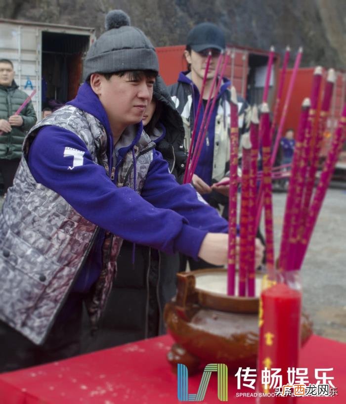 辛芷蕾开机，抢先体验潘粤明辛芷蕾接地气开机照