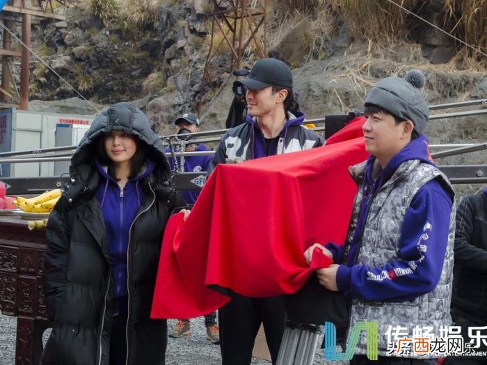 辛芷蕾开机，抢先体验潘粤明辛芷蕾接地气开机照