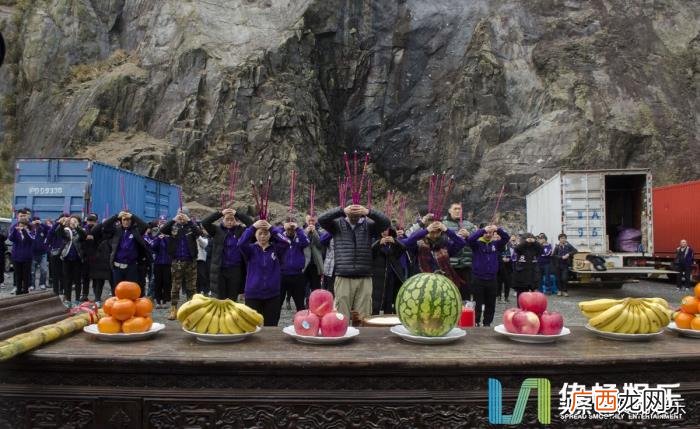 辛芷蕾开机，抢先体验潘粤明辛芷蕾接地气开机照