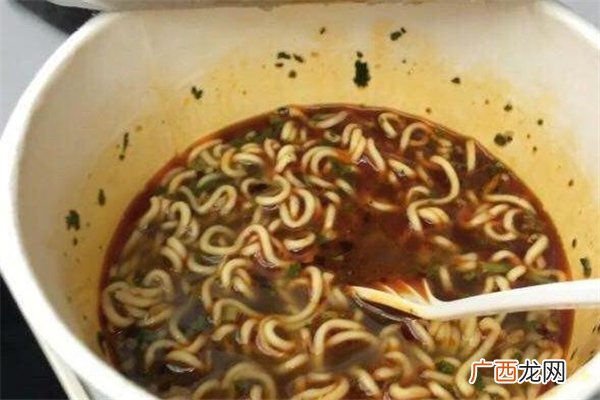 泡面桶属于什么垃圾吃过的泡面盒是可回收垃圾吗