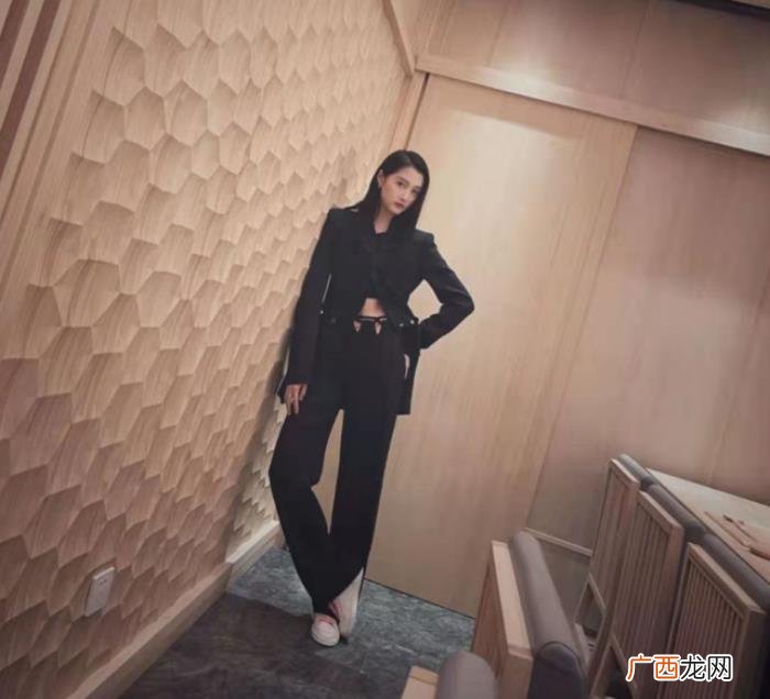 沈梦辰肚子脐钉，沈梦辰西服露脐装秀身材