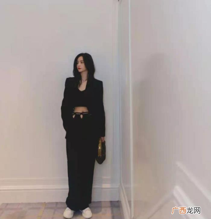 沈梦辰肚子脐钉，沈梦辰西服露脐装秀身材