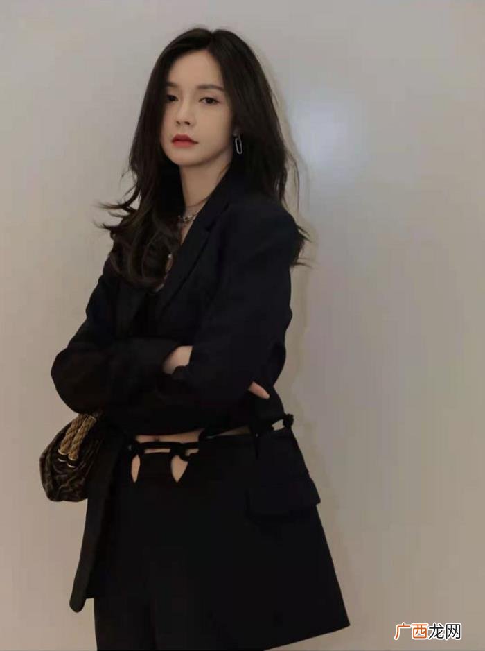 沈梦辰肚子脐钉，沈梦辰西服露脐装秀身材