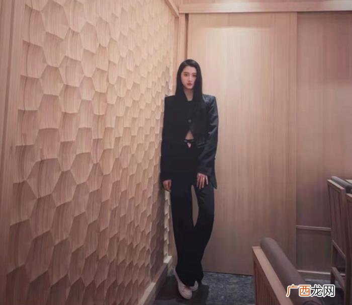 沈梦辰肚子脐钉，沈梦辰西服露脐装秀身材