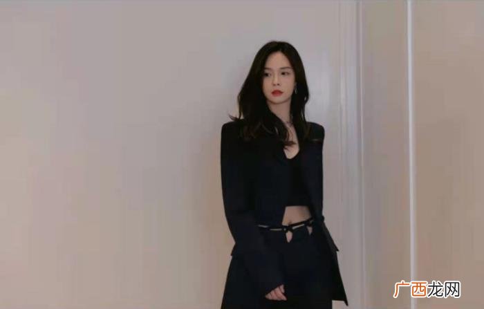 沈梦辰肚子脐钉，沈梦辰西服露脐装秀身材