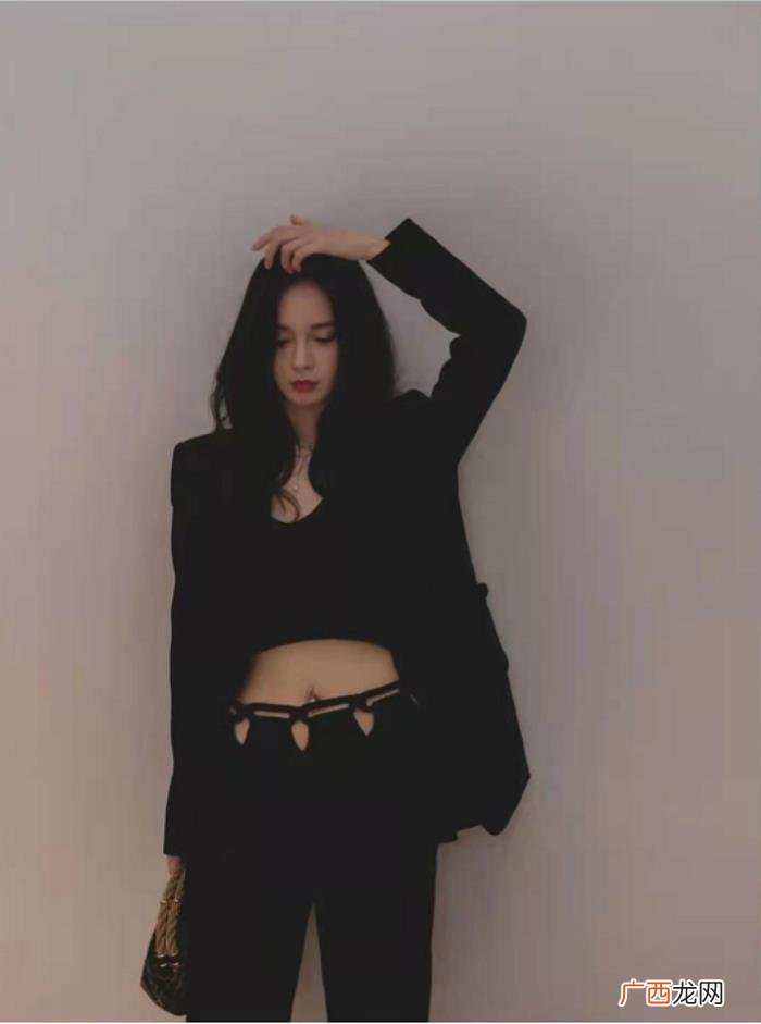 沈梦辰肚子脐钉，沈梦辰西服露脐装秀身材