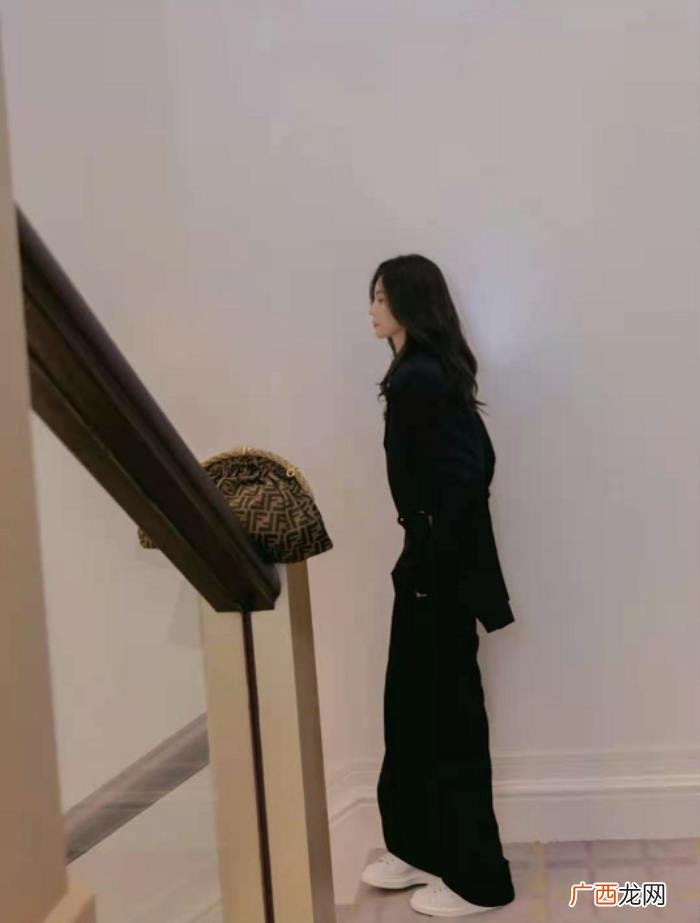 沈梦辰肚子脐钉，沈梦辰西服露脐装秀身材