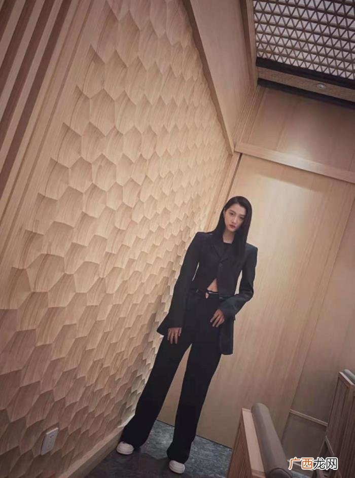 沈梦辰肚子脐钉，沈梦辰西服露脐装秀身材