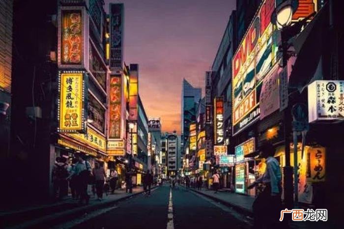 一个人孤独落寞伤感的句子 孤单黑夜一个人图片