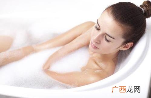 夏天泡澡的水温多少度好夏天泡澡要注意什么