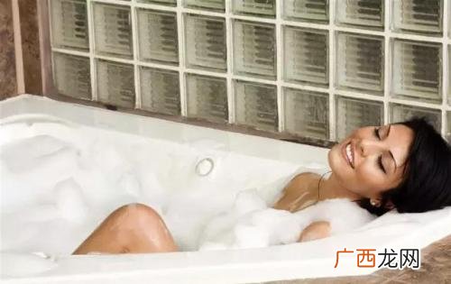 夏天泡澡的水温多少度好夏天泡澡要注意什么