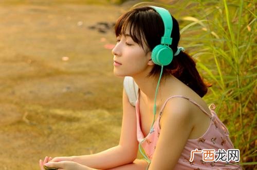 边听歌边睡觉好吗睡觉时可以戴耳机听歌吗