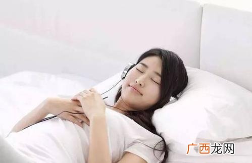边听歌边睡觉好吗睡觉时可以戴耳机听歌吗