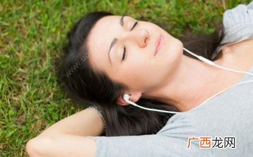 边听歌边睡觉好吗睡觉时可以戴耳机听歌吗