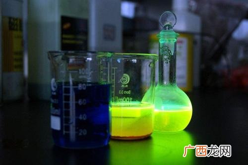 荧光剂会被皮肤吸收吗脸上有荧光剂的表现