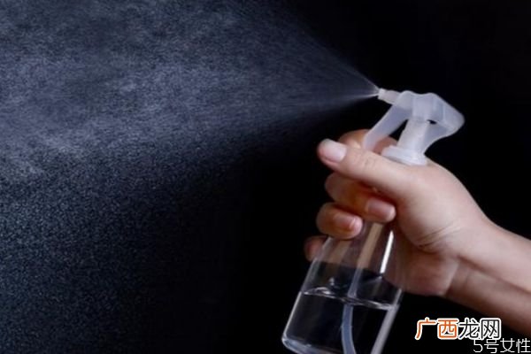 酒精可以喷在衣服上吗酒精喷在衣服可以消毒吗