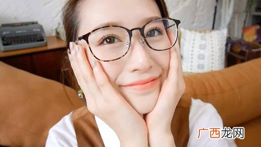 眼镜为什么一直往下掉眼镜腿一高一低怎么调