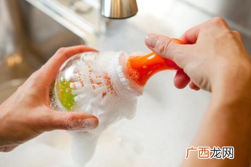 奶瓶可以用洗洁精洗吗奶瓶用洗洁精洗好吗