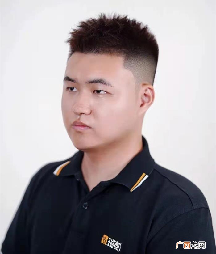 大圆脸适合什么发型男，30岁的男人不知适合什么发型