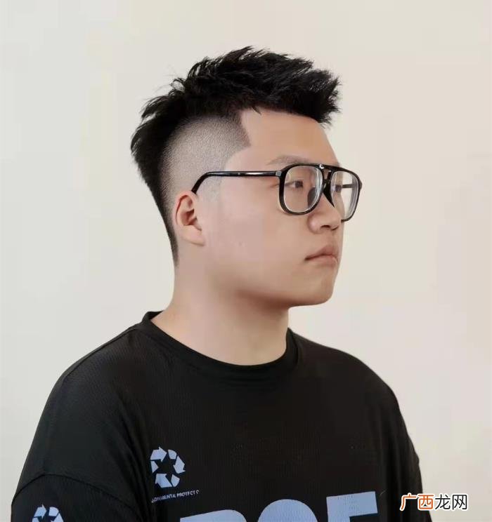 大圆脸适合什么发型男，30岁的男人不知适合什么发型