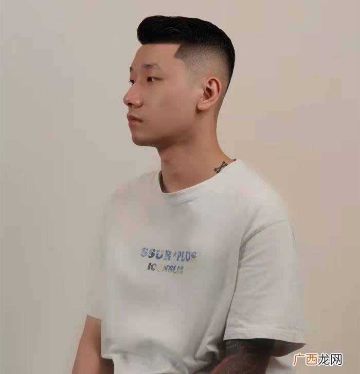 大圆脸适合什么发型男，30岁的男人不知适合什么发型