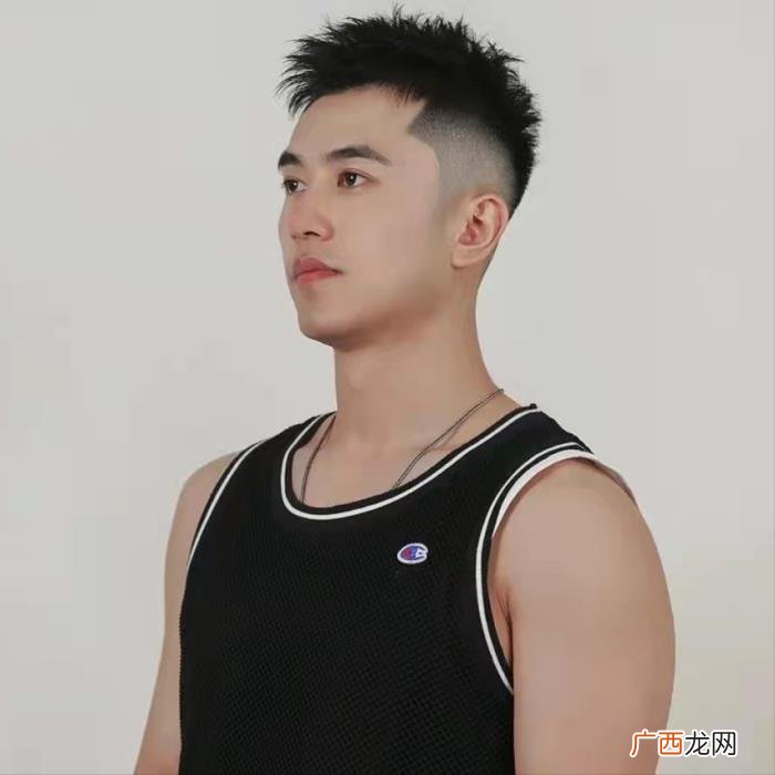 大圆脸适合什么发型男，30岁的男人不知适合什么发型