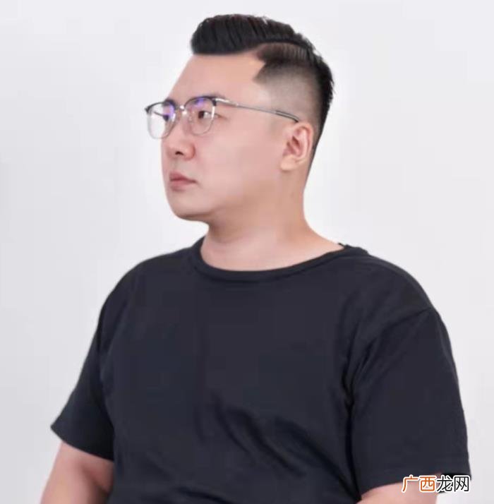 大圆脸适合什么发型男，30岁的男人不知适合什么发型
