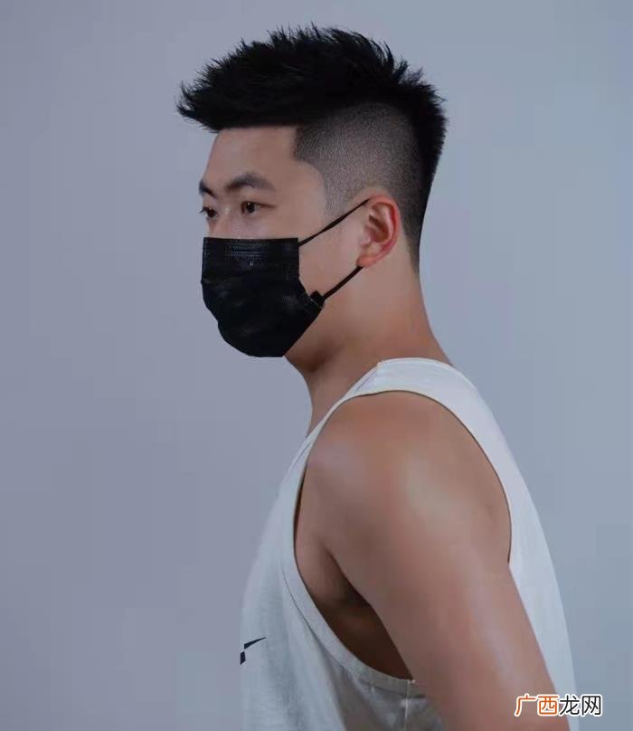大圆脸适合什么发型男，30岁的男人不知适合什么发型
