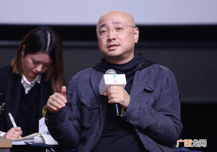 周立波脱口秀上海话，54岁的周立波从脱口秀一哥到人人喊打