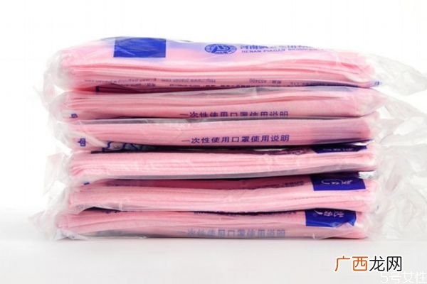 为什么医用口罩是蓝色口罩粉色和蓝色的区别