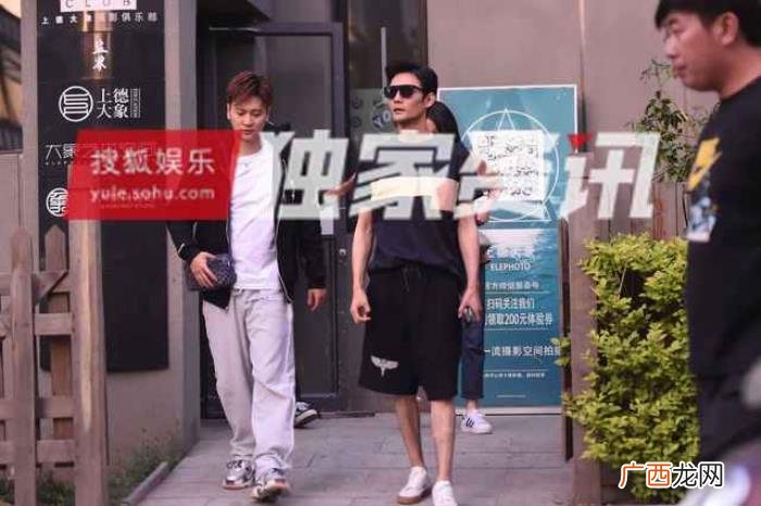 王凯肌肉照，肌肉紧实身材好王凯气定神闲影棚拍照