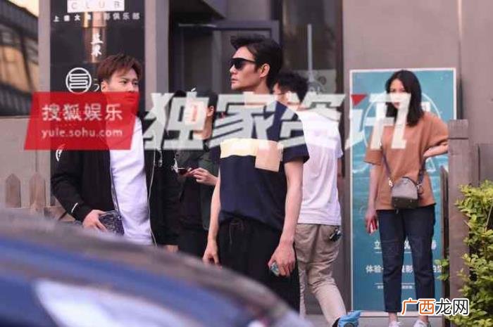 王凯肌肉照，肌肉紧实身材好王凯气定神闲影棚拍照