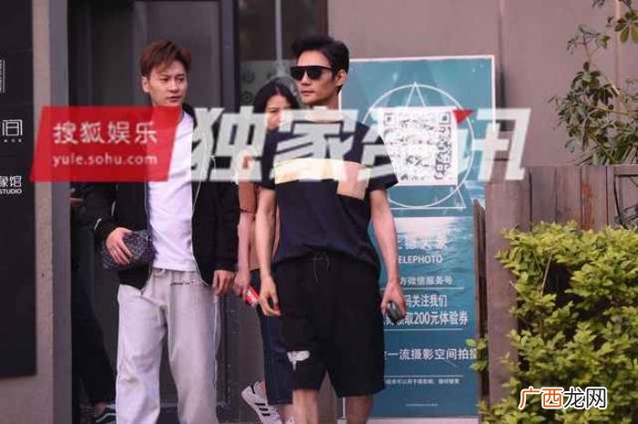 王凯肌肉照，肌肉紧实身材好王凯气定神闲影棚拍照