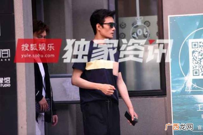 王凯肌肉照，肌肉紧实身材好王凯气定神闲影棚拍照