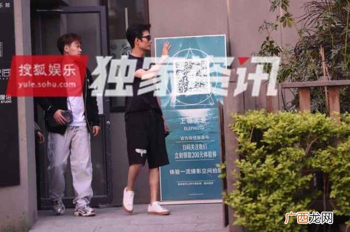 王凯肌肉照，肌肉紧实身材好王凯气定神闲影棚拍照