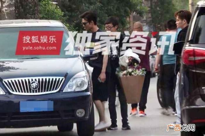 王凯肌肉照，肌肉紧实身材好王凯气定神闲影棚拍照