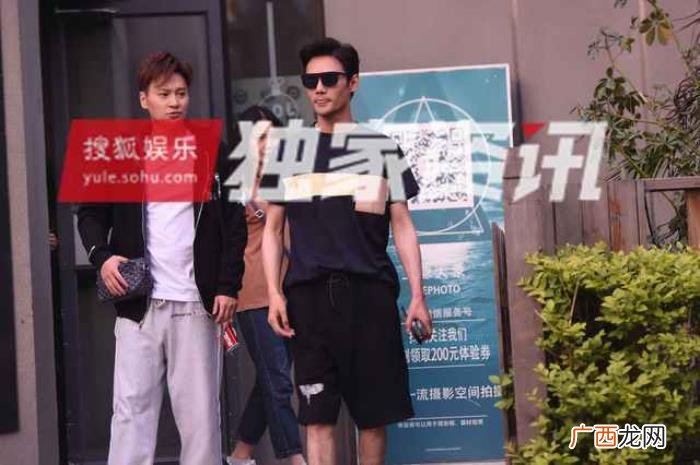王凯肌肉照，肌肉紧实身材好王凯气定神闲影棚拍照