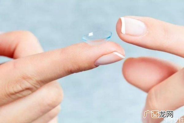 隐形眼镜护理液多长时间换一次年抛不常戴多久换一次水