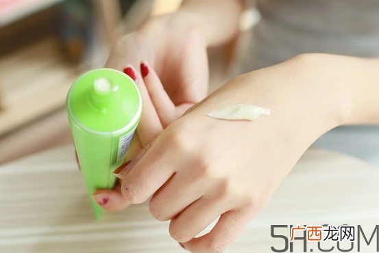 百雀羚水嫩净透精华洁面乳价格_多少钱