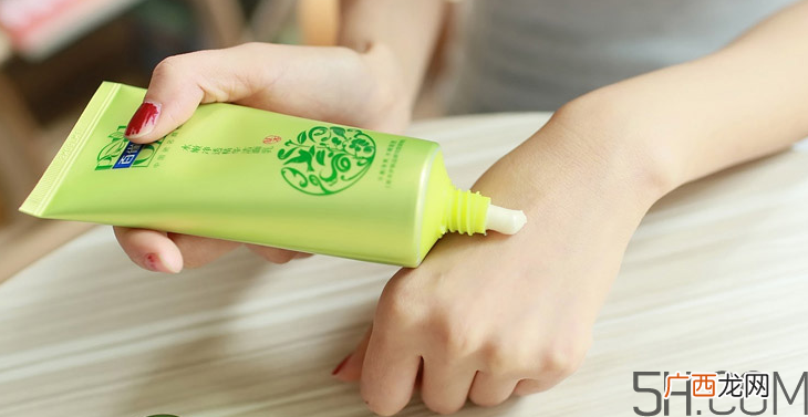 百雀羚水嫩净透精华洁面乳价格_多少钱