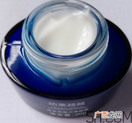 眼霜用在水乳之前还是之后？眼霜和水乳使用的顺序