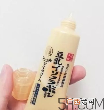 眼霜用在水乳之前还是之后？眼霜和水乳使用的顺序