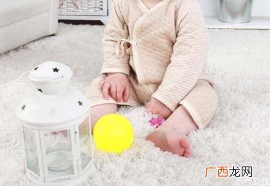 新生女宝宝私处有白色分泌物正常吗是怎么回事