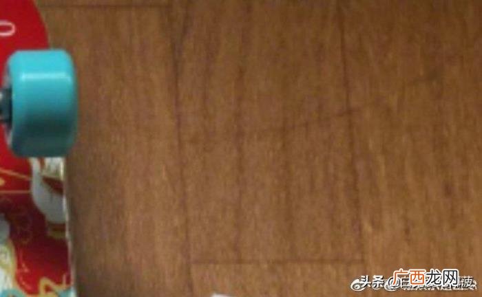 王一博房间，澄清一下有粉发现王一博房间地上有根长头发