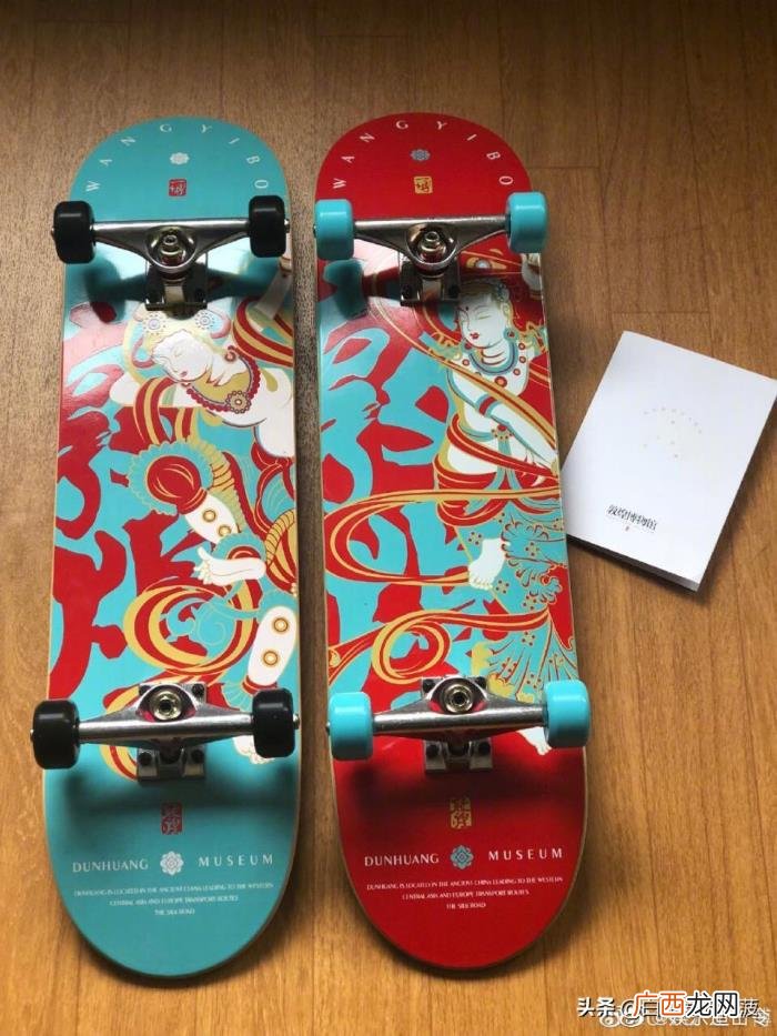 王一博房间，澄清一下有粉发现王一博房间地上有根长头发