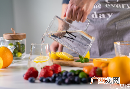 苏打水和矿泉水有什么区别女人喝苏打水的好处