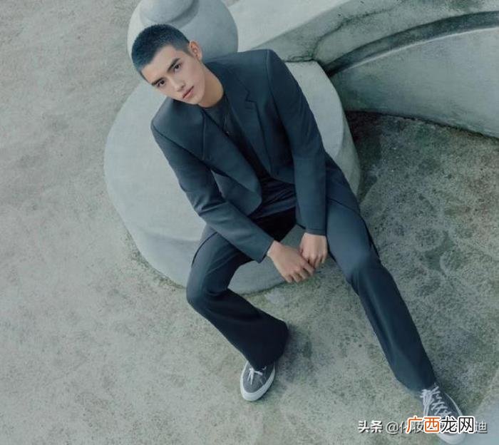 陈飞宇低配，188cm陈飞宇一头银灰短发配西装裤