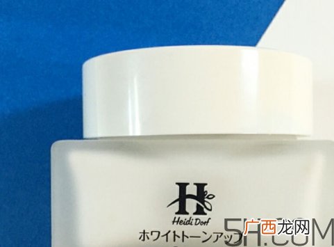 白肌美人素颜霜粉色和蓝色哪个好？