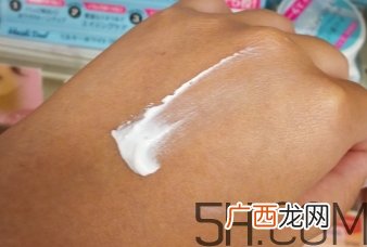 白肌美人素颜霜粉色和蓝色哪个好？